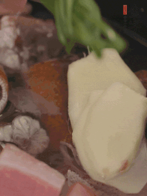 加姜片、蔥結(jié)、料酒。