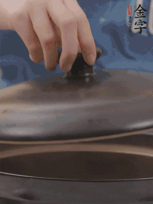 大火煮開后轉(zhuǎn)小火，燉煮20分鐘左右。