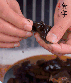 木耳冷水泡發(fā)，處理成小塊。（如果是小木耳就不用切了）
