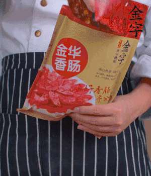 香腸切成斜片，小米辣切成斜片。