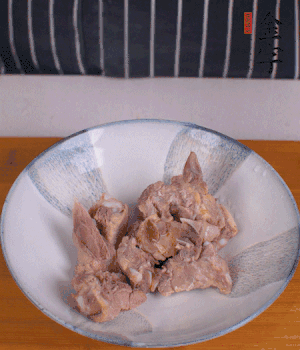 排骨加1勺黃酒、1勺蠔油、1勺玉米淀粉、1/4勺胡椒粉腌制半小時。