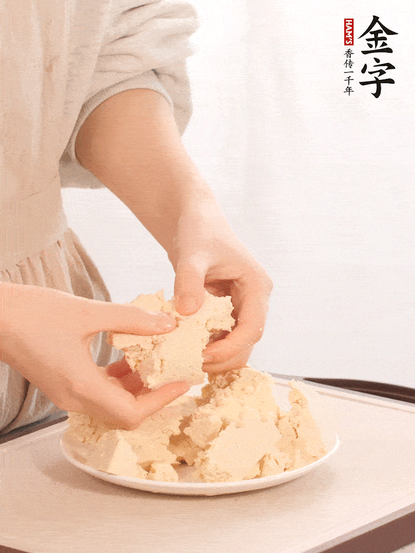 老豆腐用手掰成塊。