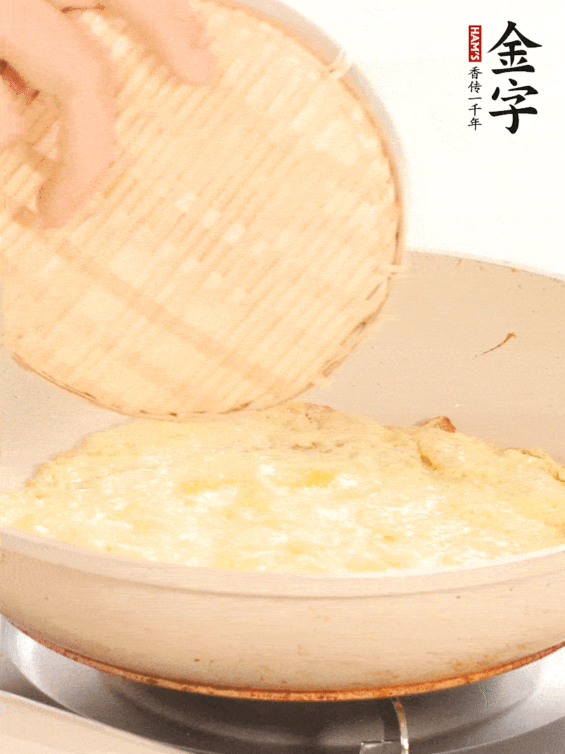 鍋內放入少許油，油溫4成熱倒入一個雞蛋煎熟