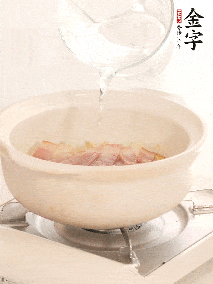 放入火腿片，加開水，再加入豆腐