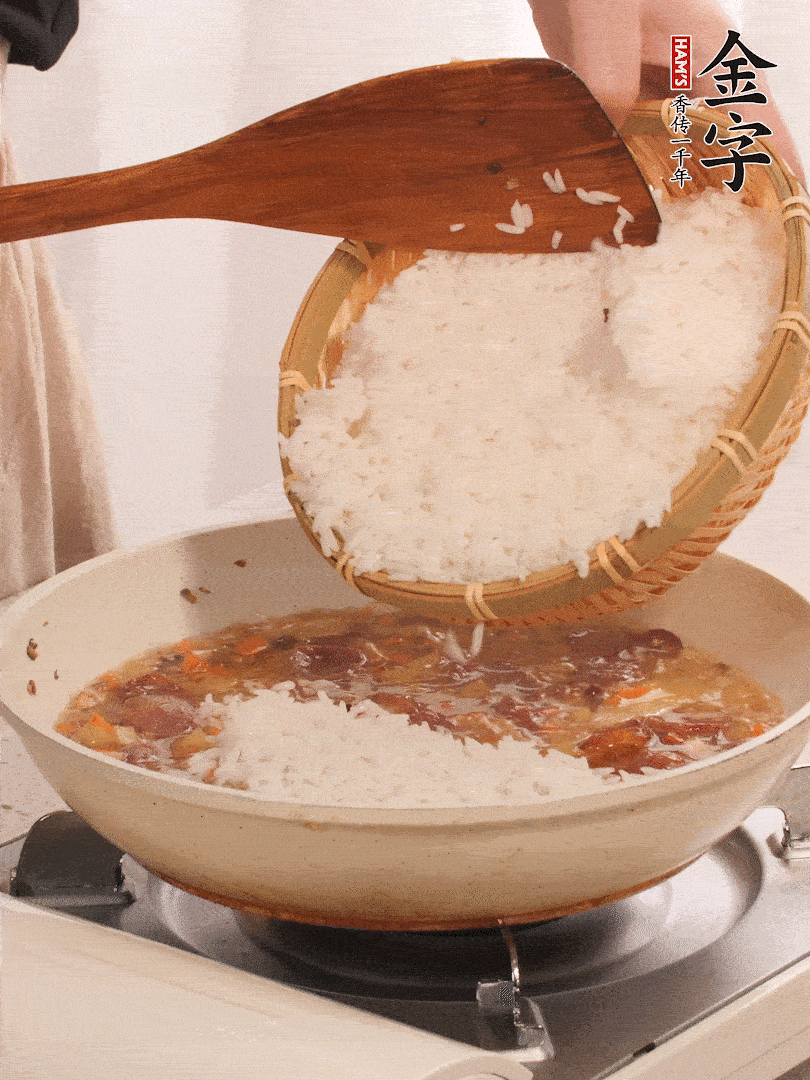 熱鍋燒油，香腸煸出油，加姜片去腥，加土豆、胡蘿卜、香菇翻炒到半熟，隨后加豆角、2小勺鹽、1大勺生抽，煸炒均勻。