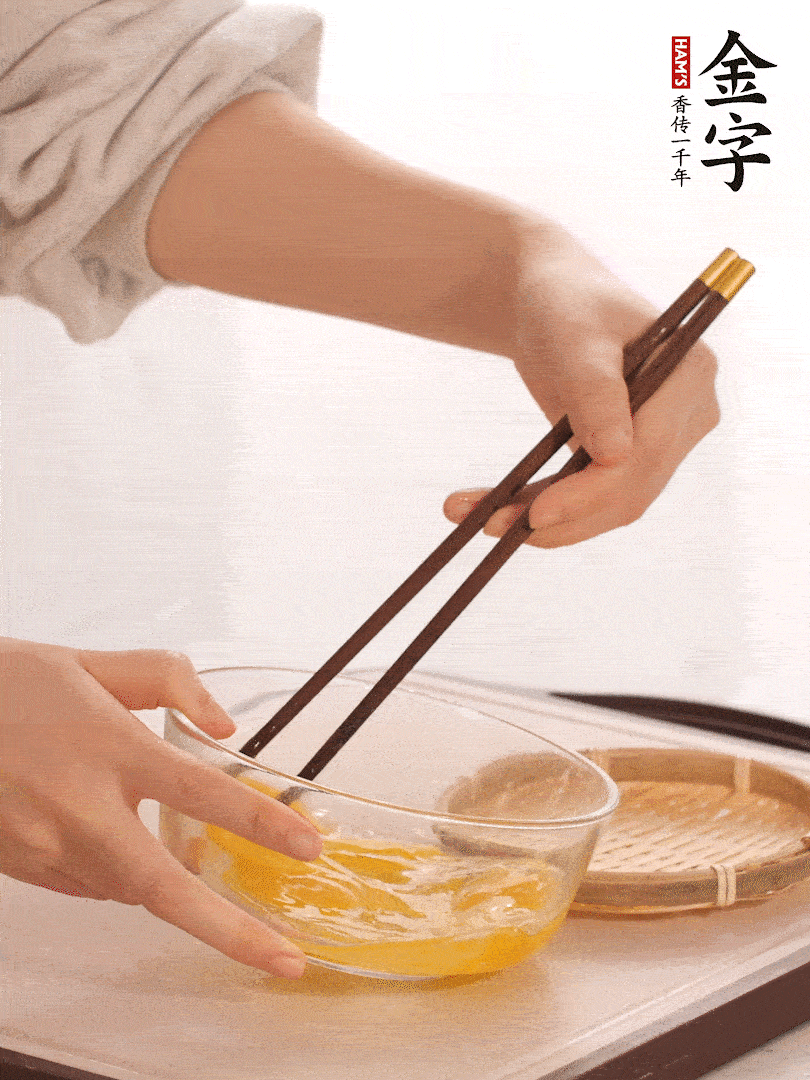 兩顆雞蛋打散。