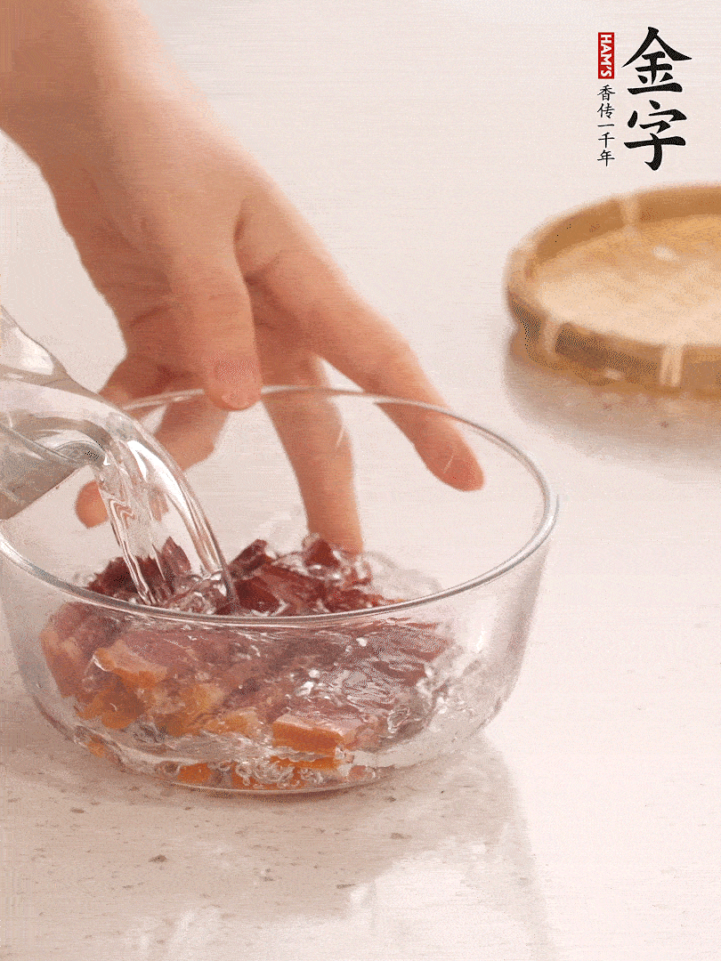 金字火腿切片，溫水泡5分鐘。