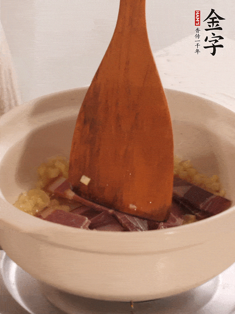 加熱水，加入白菜蓋上蓋子煨煮3分鐘。