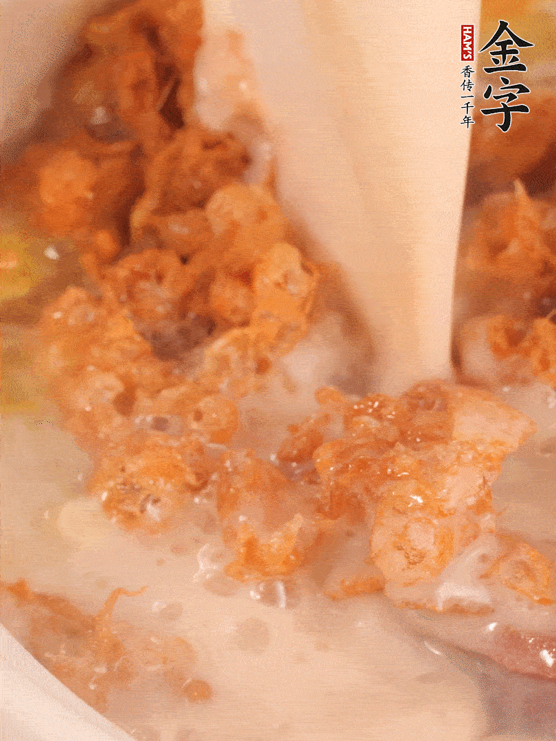 加入蛋酥再煨煮2分鐘，加入豆?jié){。