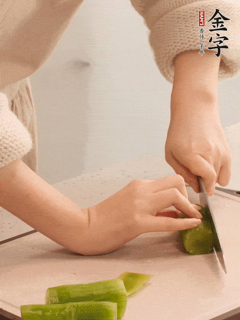 萵筍和白蘿卜用擦絲器擦成細(xì)絲。