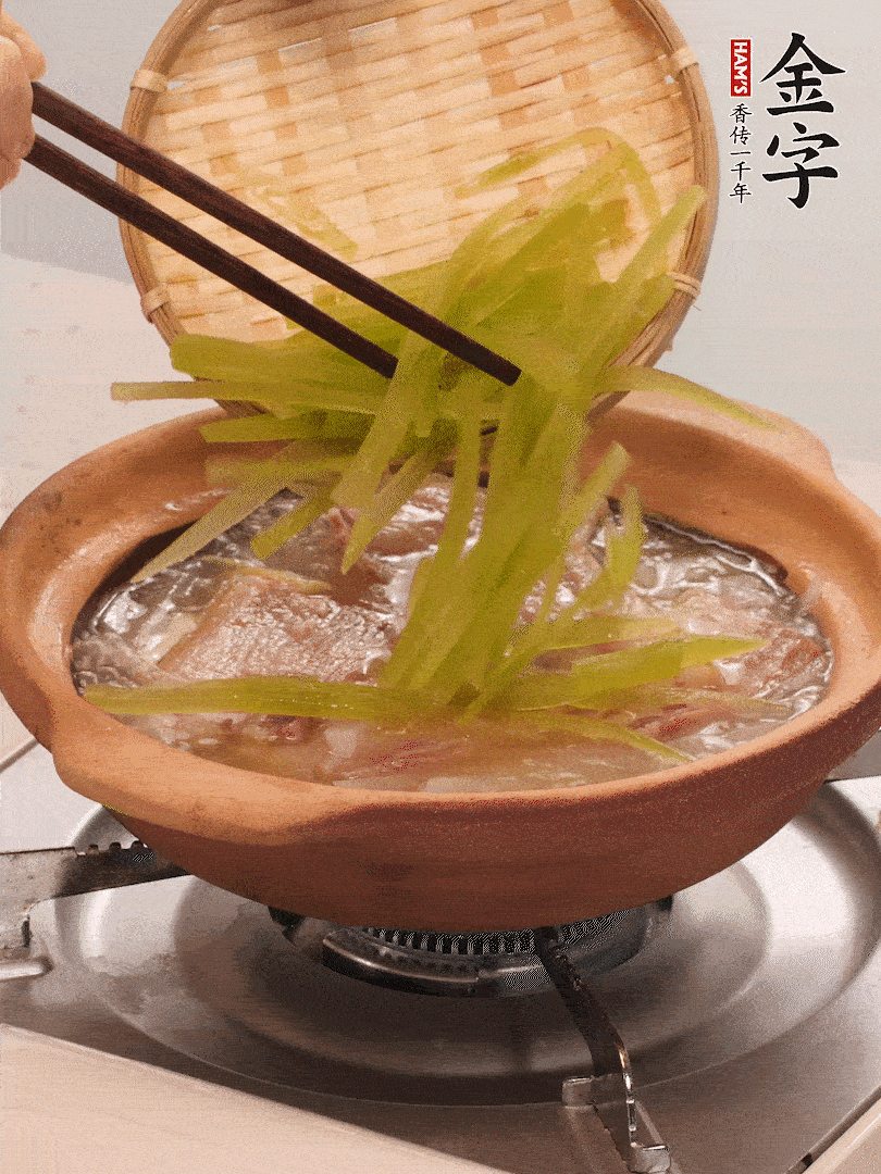 放入白蘿卜絲繼續(xù)炒軟炒至透明狀。