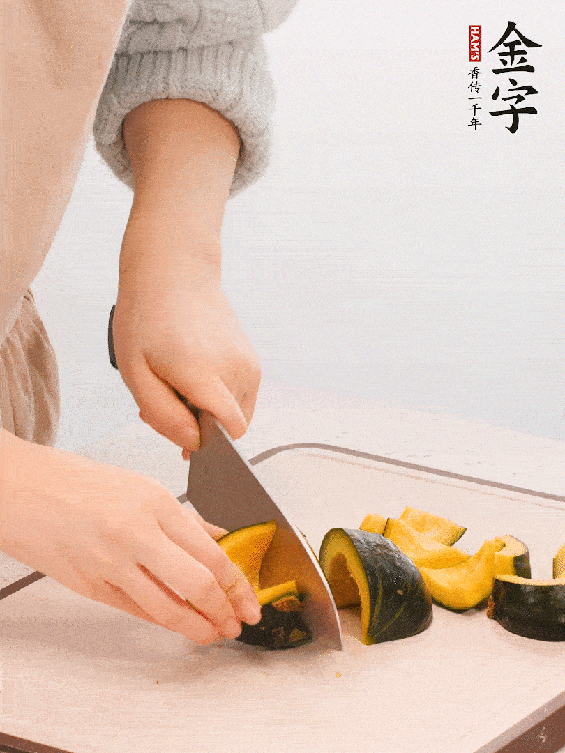 貝貝南瓜切小塊，生姜切成姜絲。