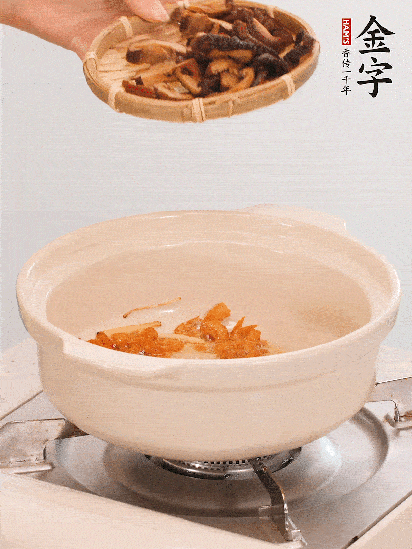 砂鍋倒入少許油，放入姜絲、海米小火煸香；再放入香腸、南瓜、干香菇一起翻炒2分鐘。