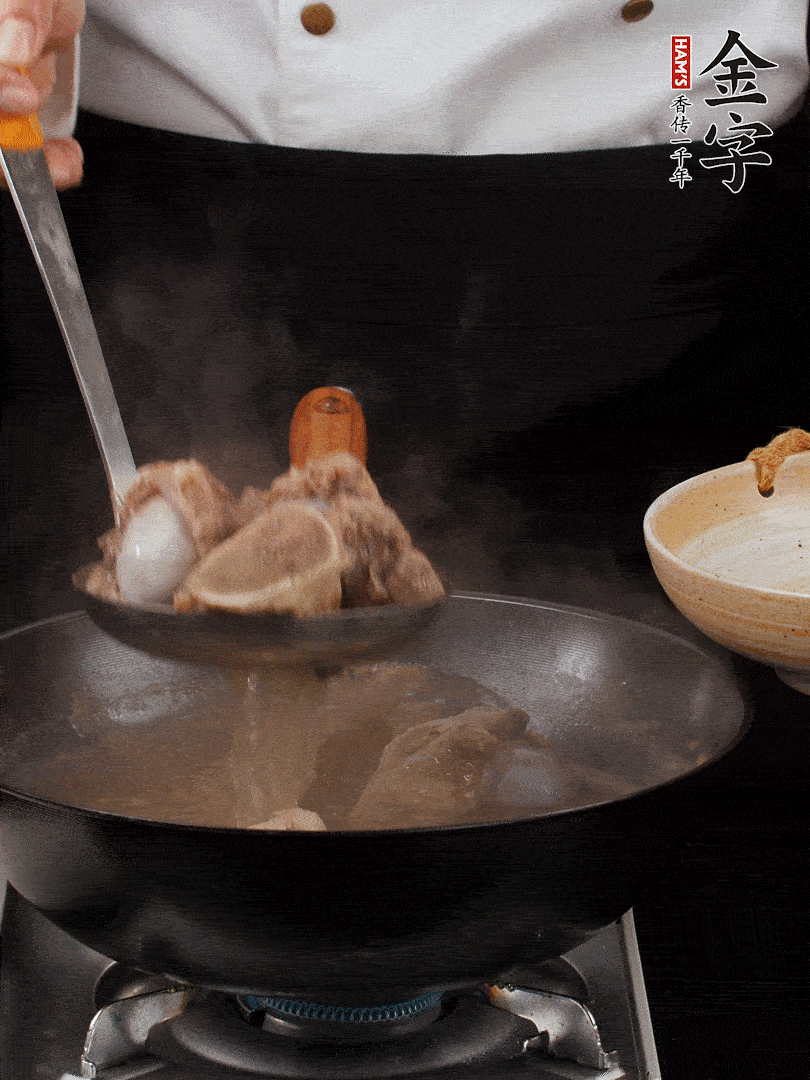 大筒骨清水浸泡30分鐘，中途換水2-3次。冷水下鍋，加姜片、料酒焯水，撇去浮沫。