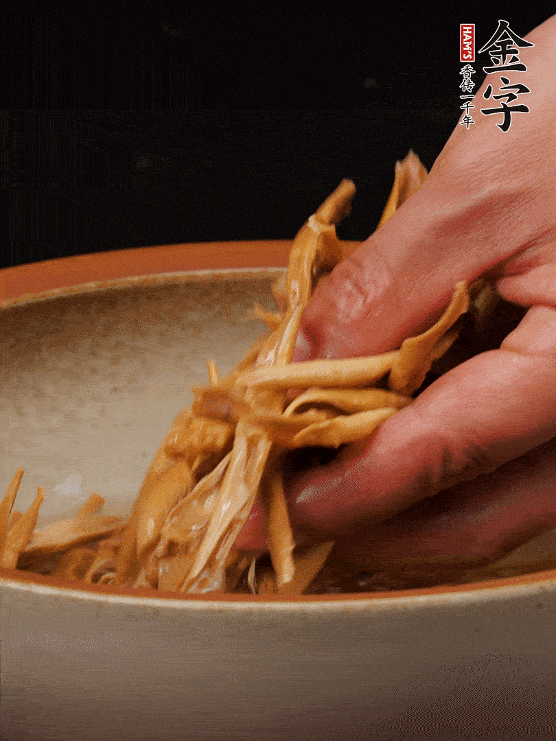 農(nóng)家土筍尖提前泡軟，用刀劃成細(xì)絲，這樣會(huì)更加入味。