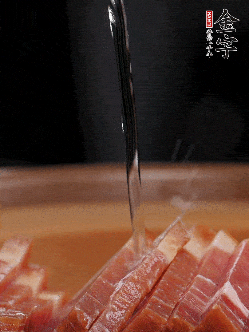 金字火腿切片，放入溫水中泡10分鐘，金字土香腸斜切成片。千張切成細(xì)條。