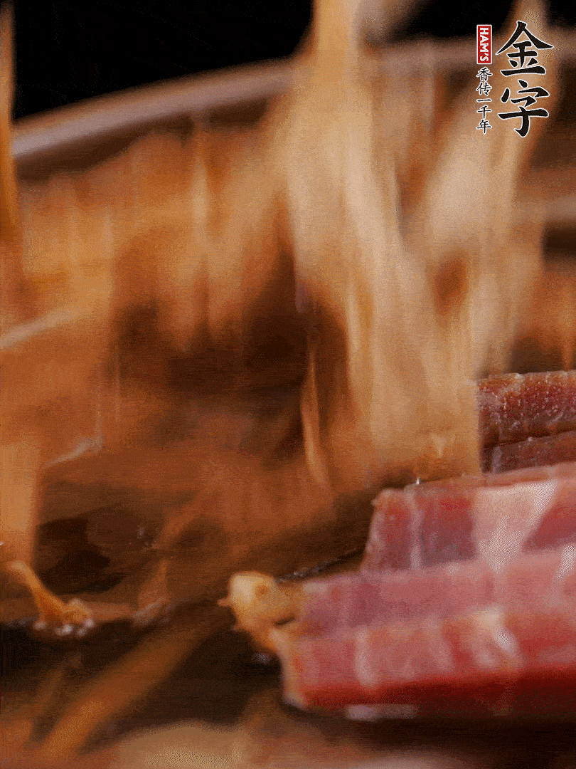 大筒骨、金字火腿、姜片、黃酒一起放入砂鍋，加筍干燉煮40分鐘。（如果家里有高壓鍋，用高壓鍋把高湯壓出來更鮮濃。）