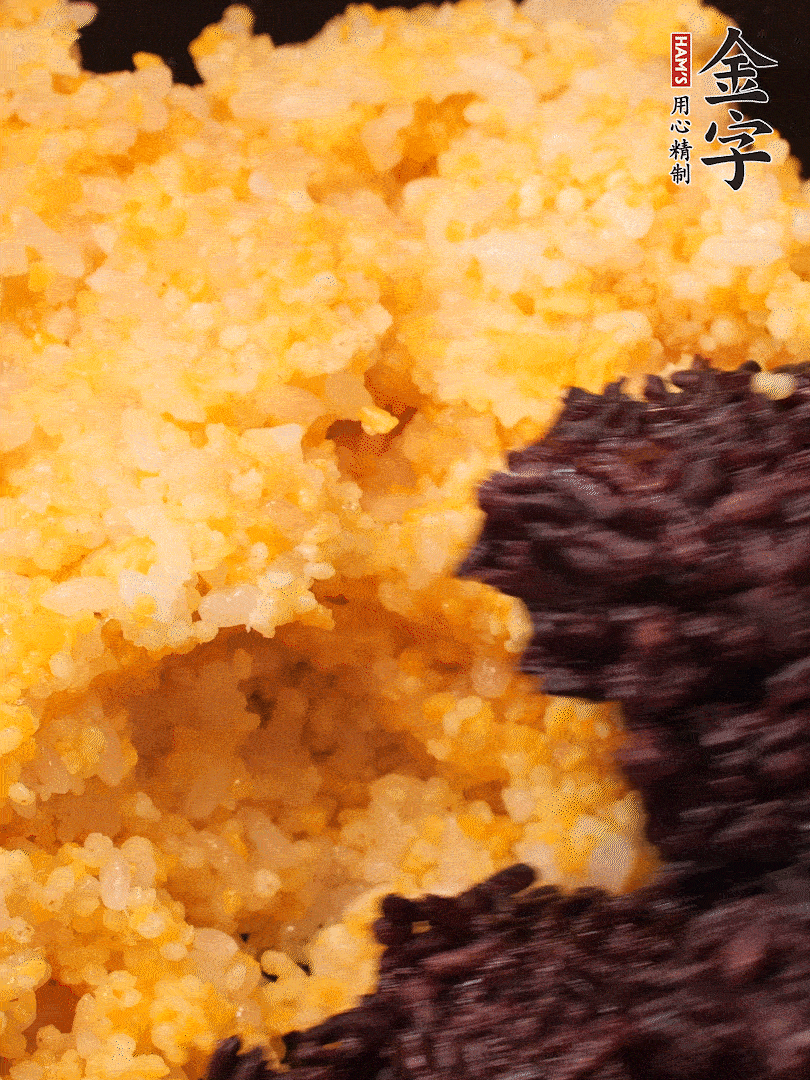 混合小米、紫米煮熟，加豬油攪拌均勻（紫米分開(kāi)煮在攪拌）