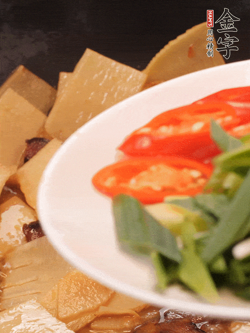 少許料酒增香，下蒜白、青紅辣椒略微翻炒