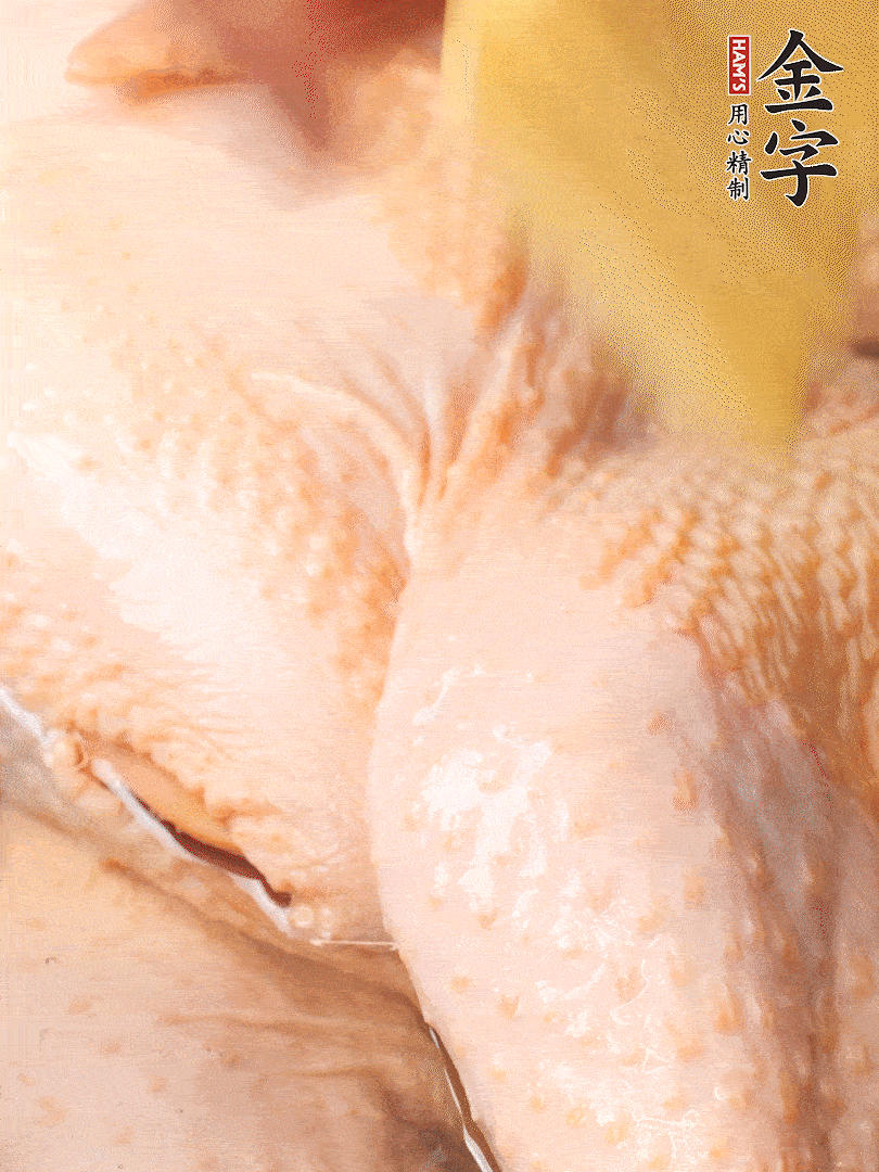 老母雞去頭去尾，斬去雞爪。冷水入鍋，加料酒、蔥姜焯水，煮出浮沫后撈出，用清水洗凈