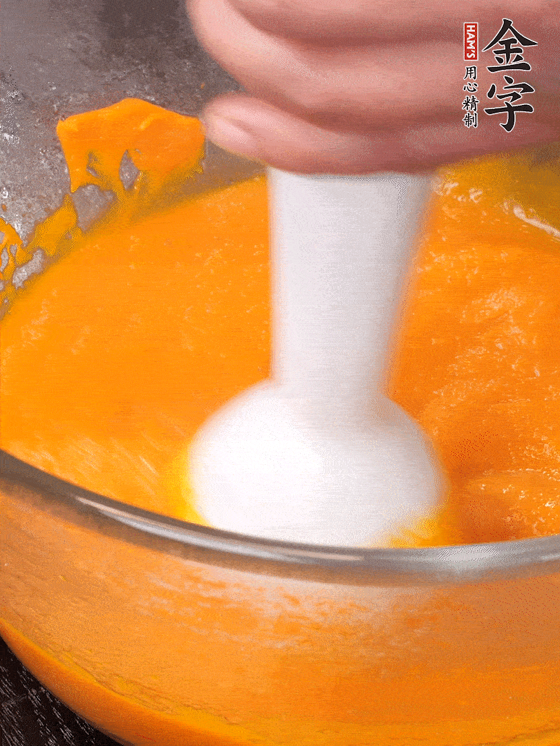 300g南瓜，去皮去瓤切滾刀塊，大火蒸8分鐘，料理機(jī)打成泥，篩網(wǎng)過篩成泥