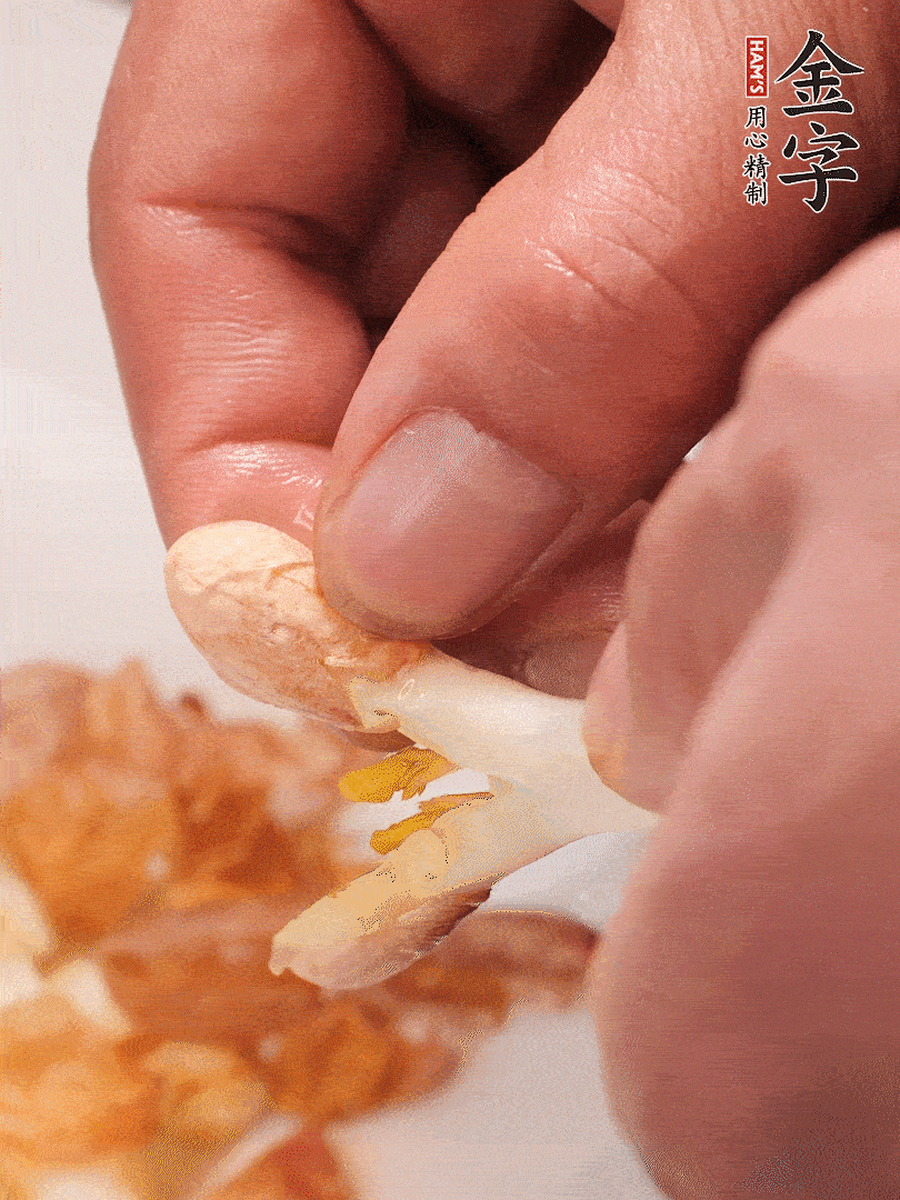 花生芽切段。開水焯水1分鐘，去掉頂部的花生皮