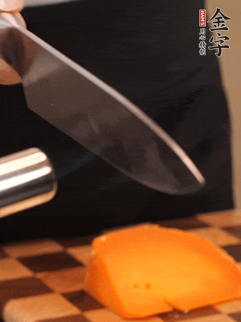 間隔擺上哈密瓜、奶酪、迷迭香、核桃仁