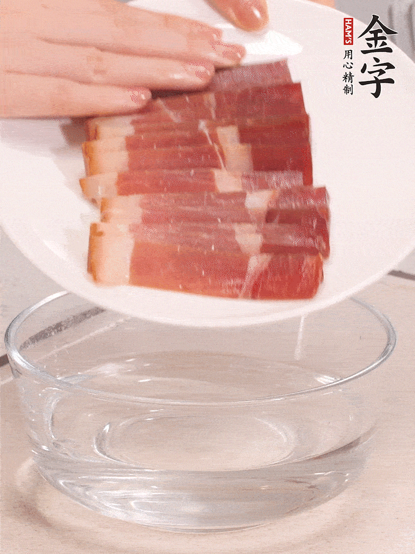 鴨腿冷水下鍋，加姜片、料酒焯水