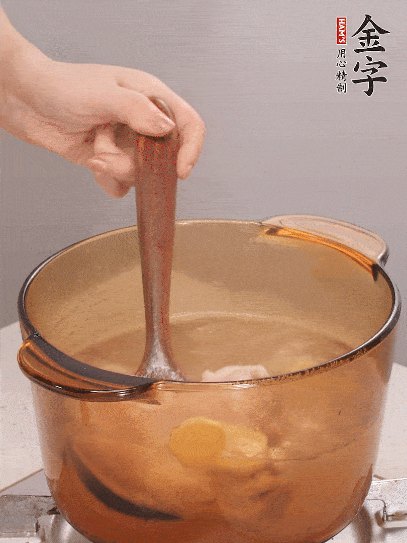 鴨肉、白果、火腿、生姜一起放入砂鍋，清水沒過食材，大火燉煮1小時