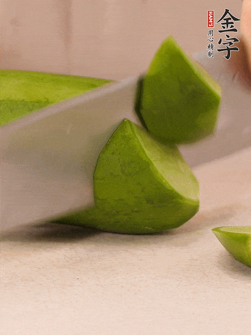 青、紅蘿卜洗凈，去皮切大塊