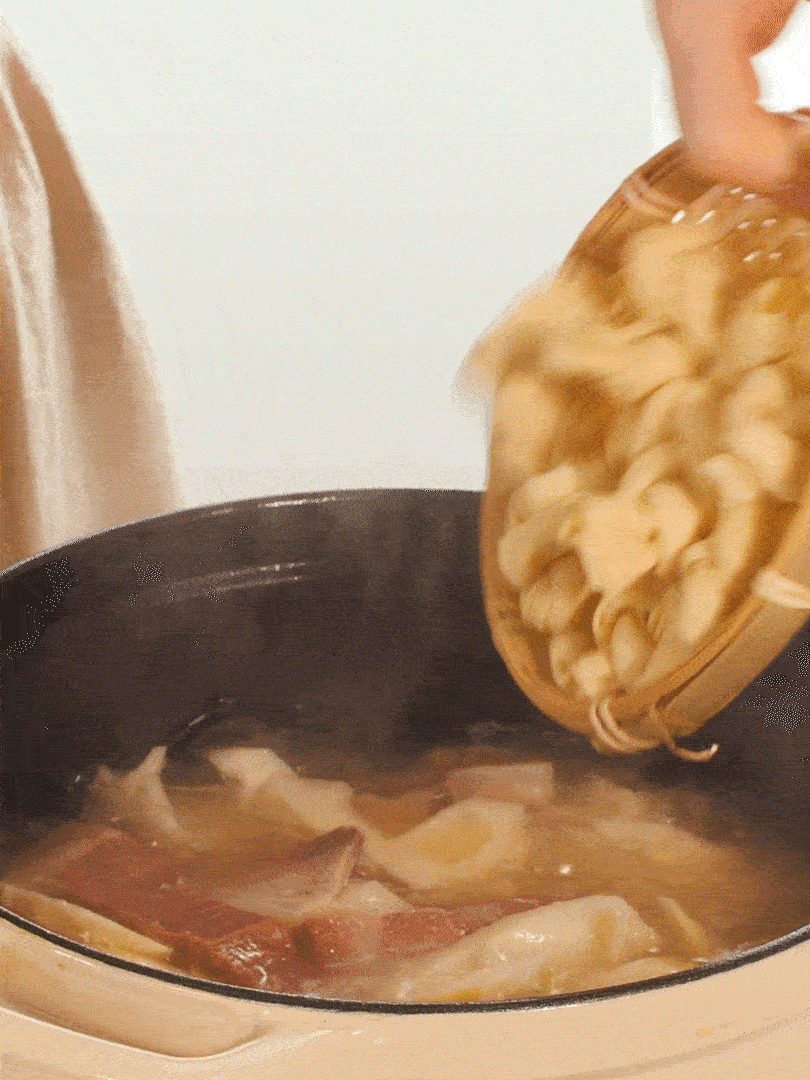 最后放入百葉結(jié)。萵筍小火慢篤10分鐘