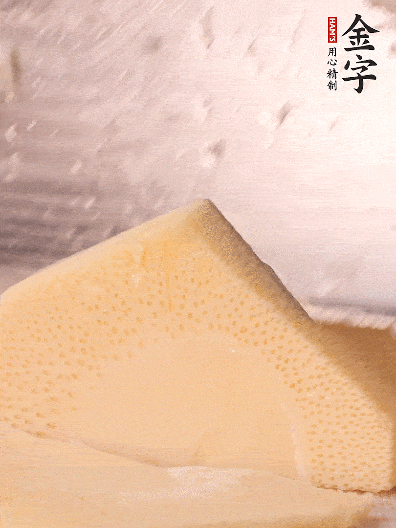 冬筍處理干凈，切滾刀塊，開水焯燙去除澀味