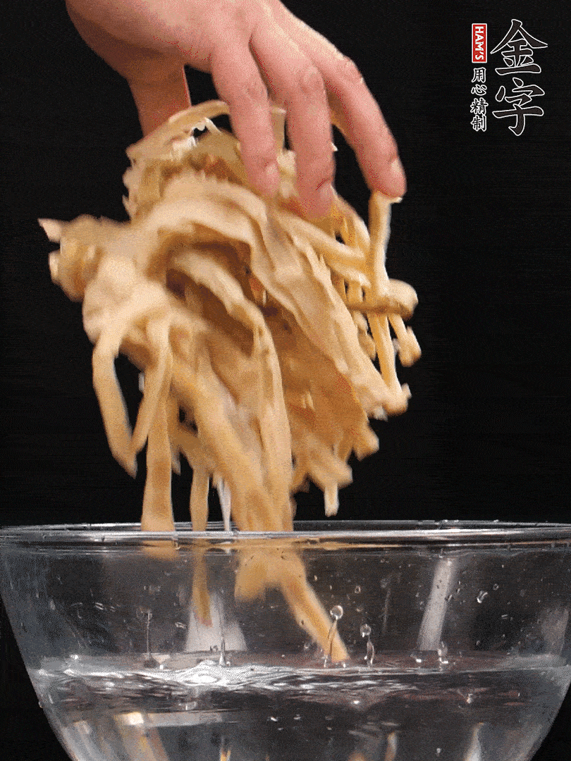 天目山筍干1把，清洗表面鹽分，用手撕成長條