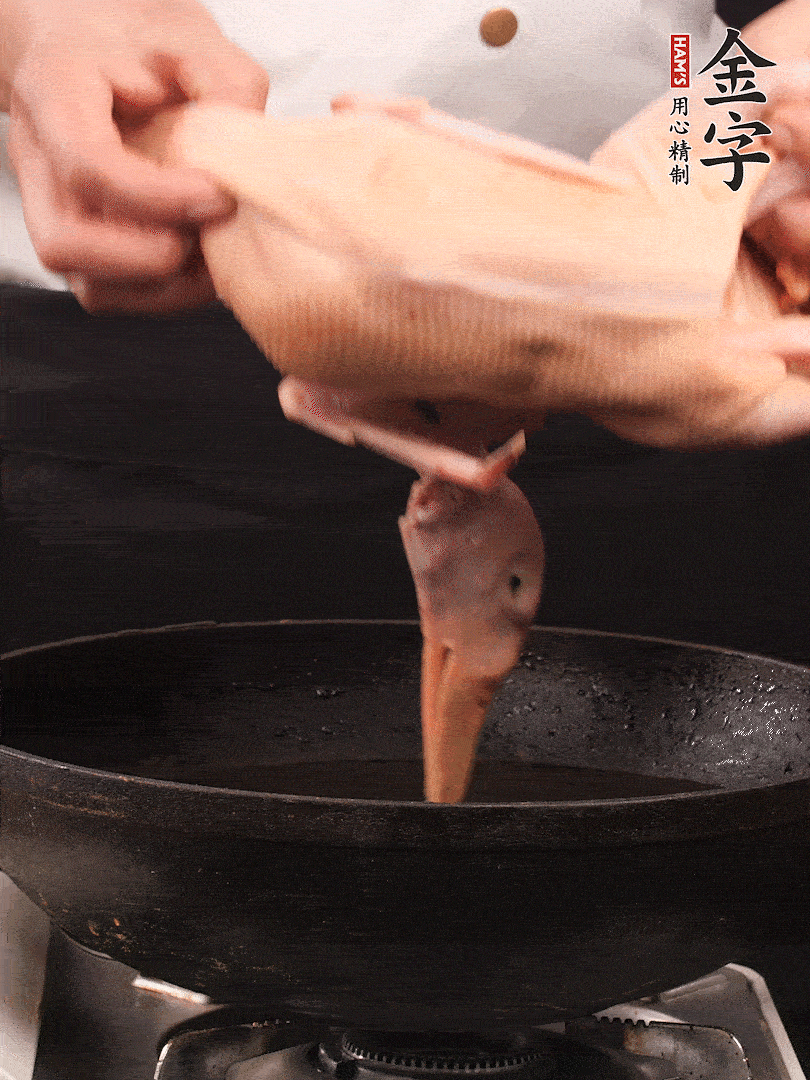 處理干凈的老鴨1只，黃酒小半碗，姜幾片，一起放入冷水，煮沸焯水3分鐘，去除血沫