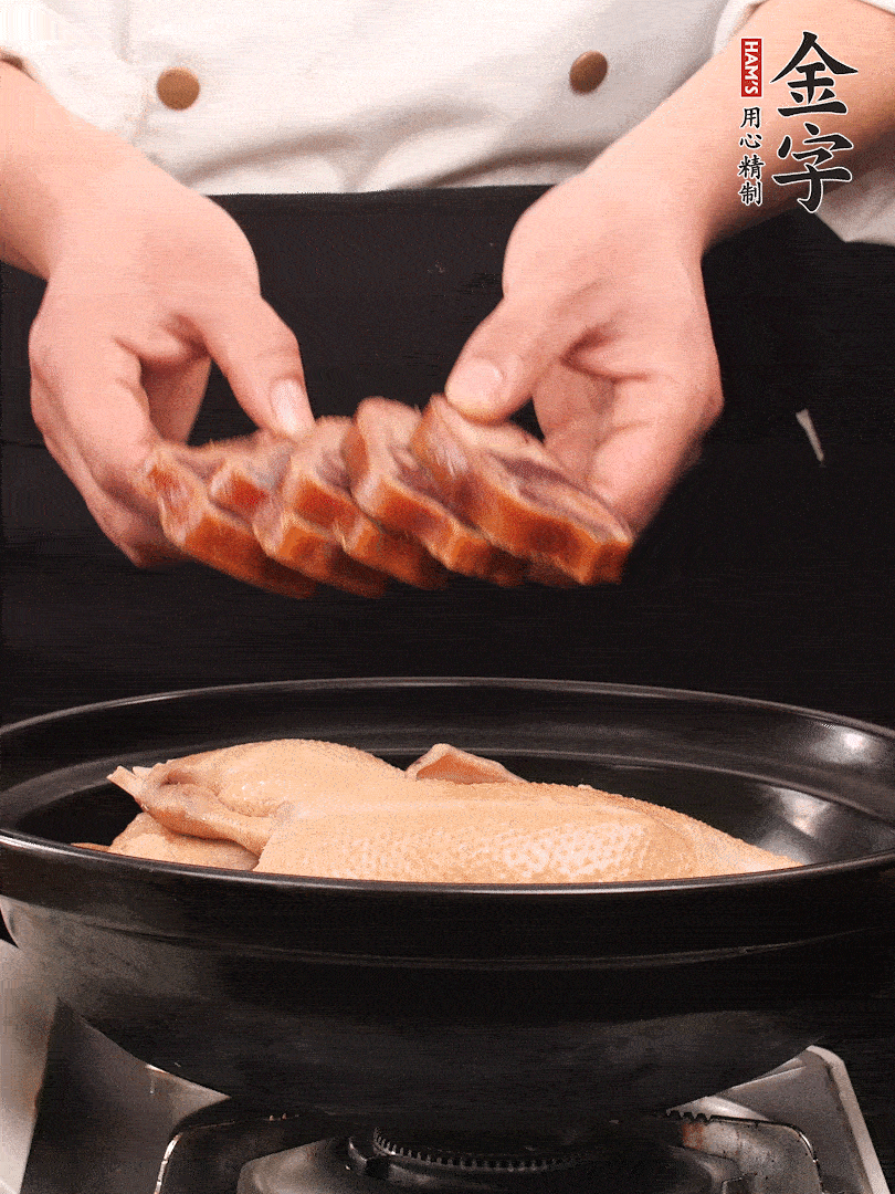 老鴨、金字火腿蹄片、筍干、姜片、蔥結(jié)，清水沒過鴨身2cm，加黃酒小半碗