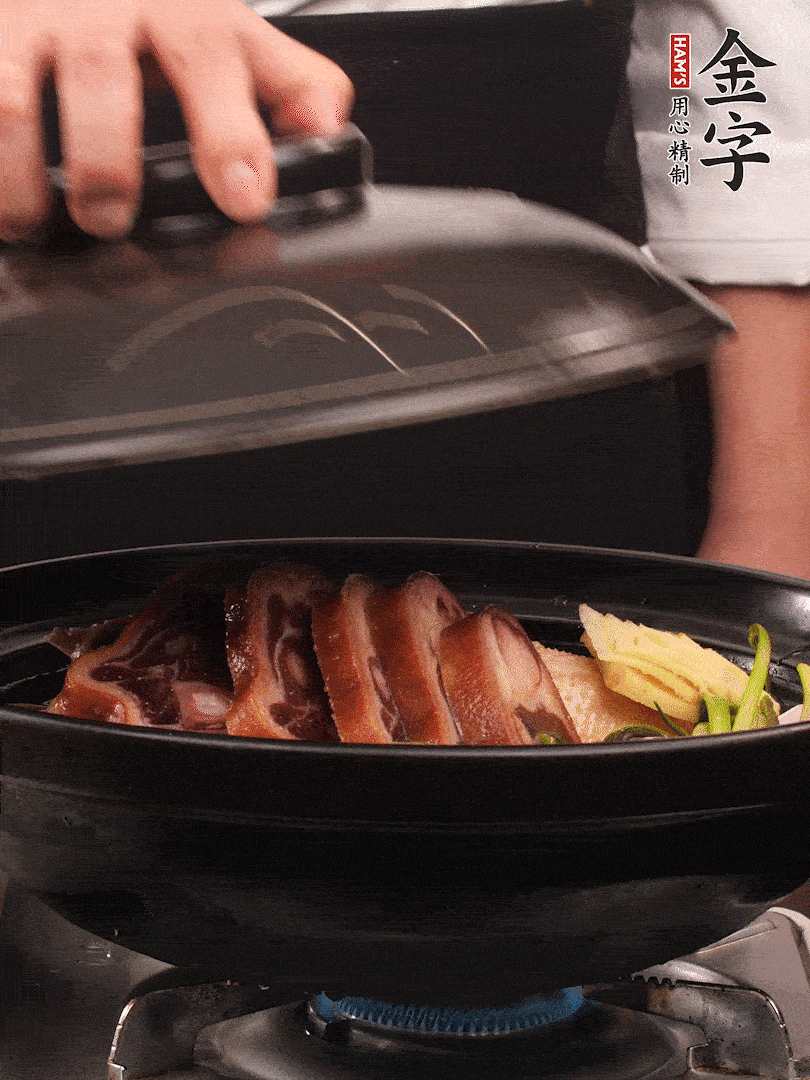 砂鍋蓋蓋子密封，大火燒開后轉(zhuǎn)小火，燜煮2小時