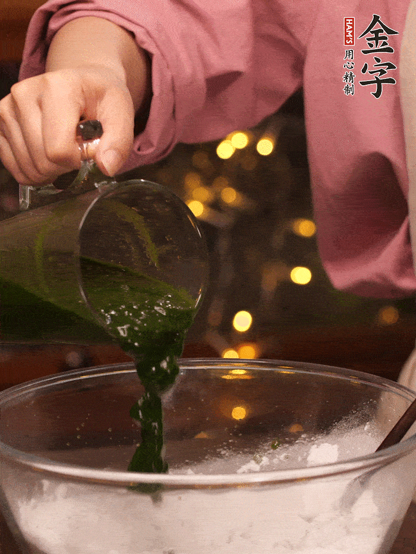 清明粿粉，分次加艾草泥，加點(diǎn)油揉2分鐘