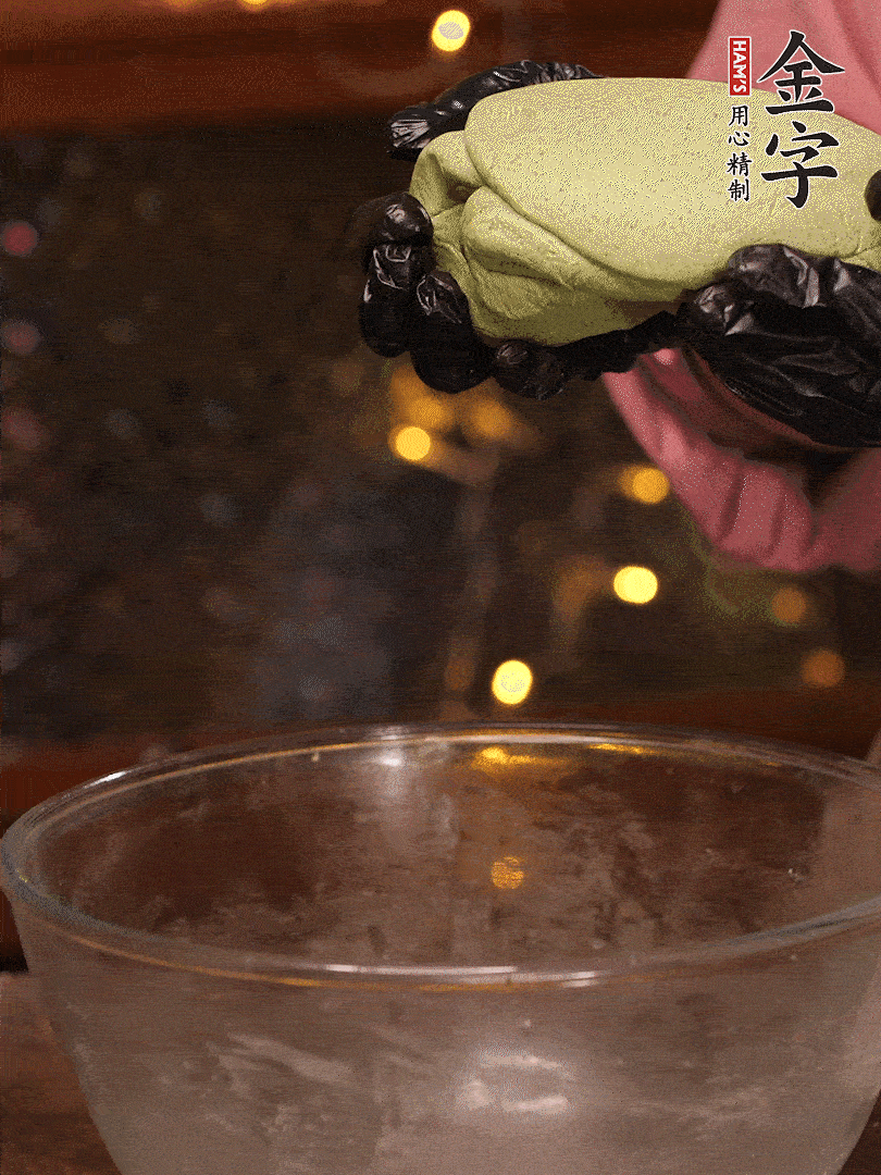 清明粿粉，分次加艾草泥，加點(diǎn)油揉2分鐘，揉到面團(tuán)光滑，醒發(fā)一下