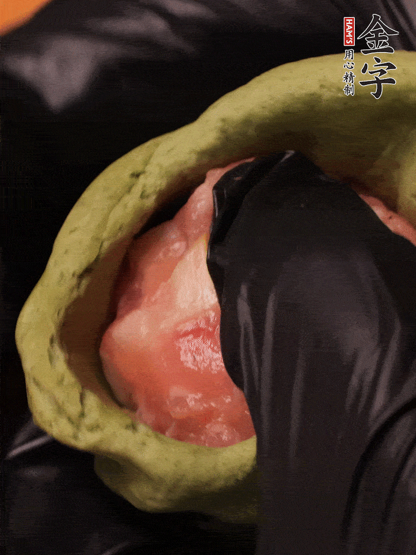 切成小劑子，中間壓個(gè)坑，做成碗狀，虎口慢慢收口