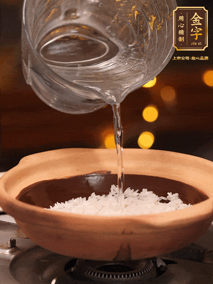 選一個(gè)中意的砂鍋加入1勺花生油并刷勻，倒入泡好的絲苗米、開大火煮至沸騰冒大泡后，轉(zhuǎn)中火蓋蓋燜煮5分鐘