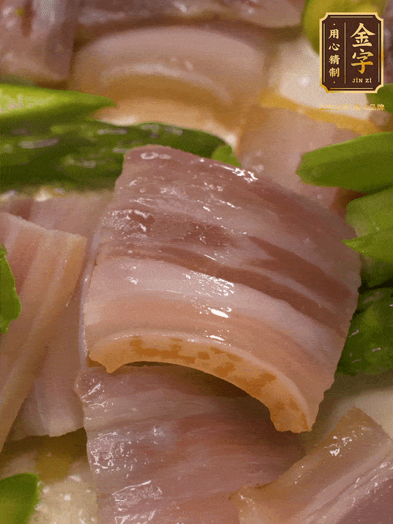 依次下蠶豆、蘆筍、白蘑菇翻炒均勻