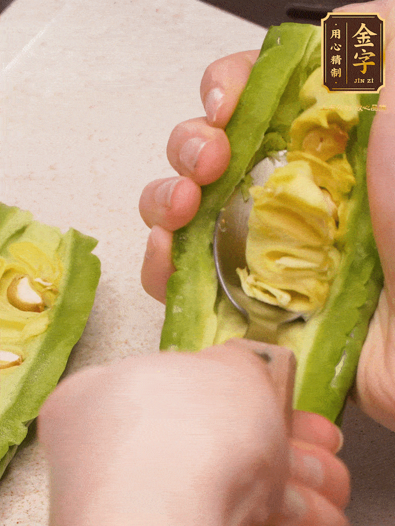苦瓜從中間切開，把里面的瓢和籽全部挖干凈