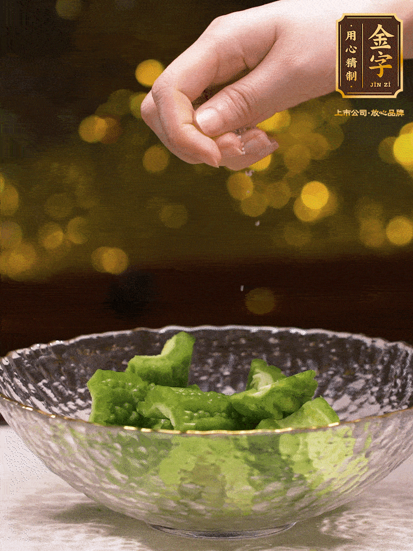 處理好的苦瓜切段（5cm），加點(diǎn)鹽鹽腌一下，去除一下苦味