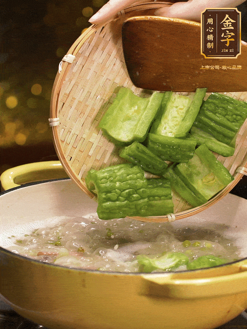 最后在放苦瓜燒開，放一點(diǎn)點(diǎn)調(diào)味糖，燉煮20分鐘