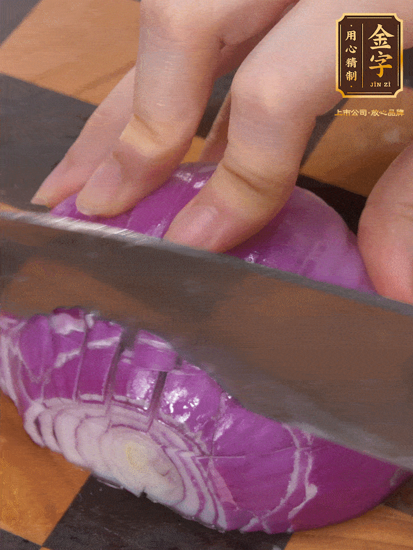 洋蔥切碎、土豆切丁