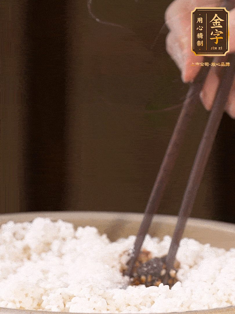 糯米淘洗干凈，浸泡4小時，控干水分后，加鹽、糖、老抽調(diào)味調(diào)色