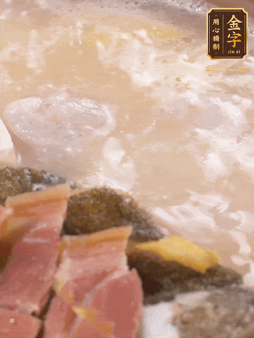 大火煮至沸騰后，轉(zhuǎn)至砂鍋中，繼續(xù)燉煮。這個(gè)時(shí)候可以放入一些自己喜歡吃的配菜比如蝦滑、內(nèi)酯豆腐來添味