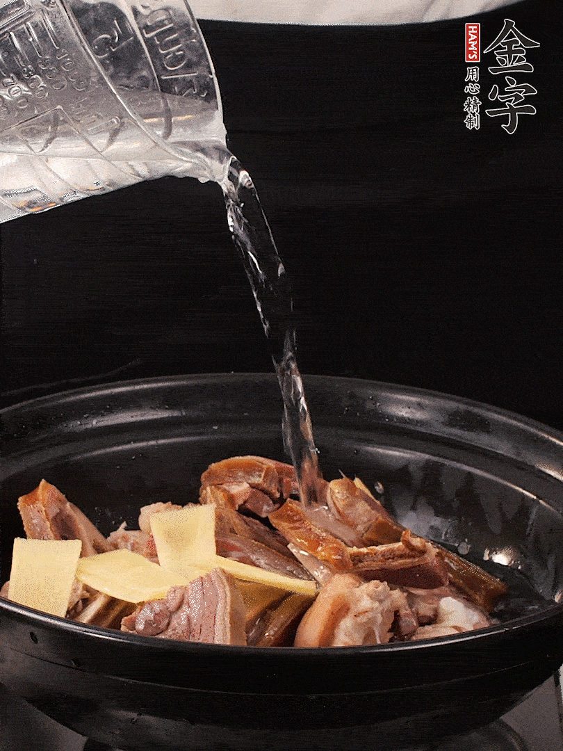 火腿、豬腳放到大砂鍋里，黃酒提鮮，蔥姜去腥，加2kg純凈水沒過食材。水一定要放足，中途最好不能加水