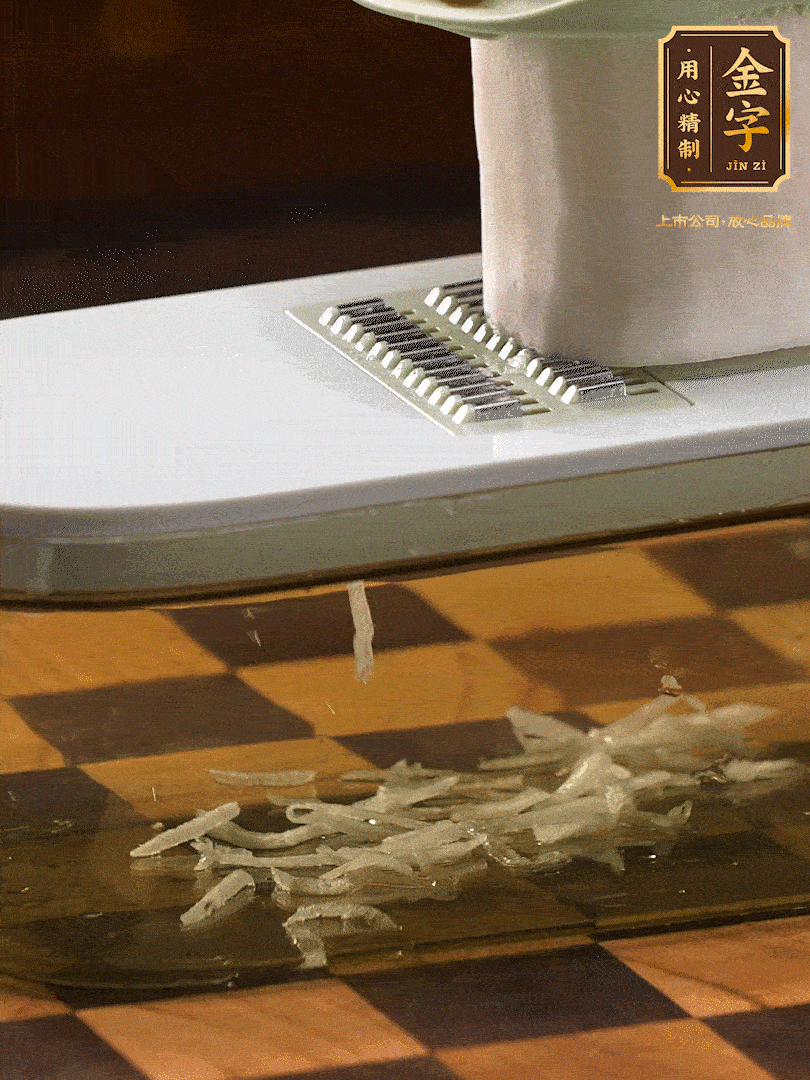 蘿卜切絲 ，加少許的鹽 抓拌均勻后，腌制十五分鐘