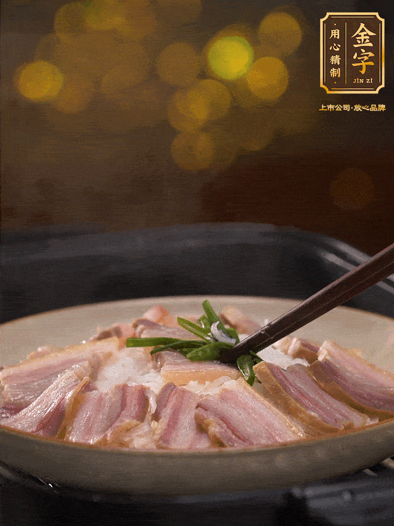 二十分鐘后關(guān)火，去除頂部的蔥段，最后撒上少許的蔥末，就完成了